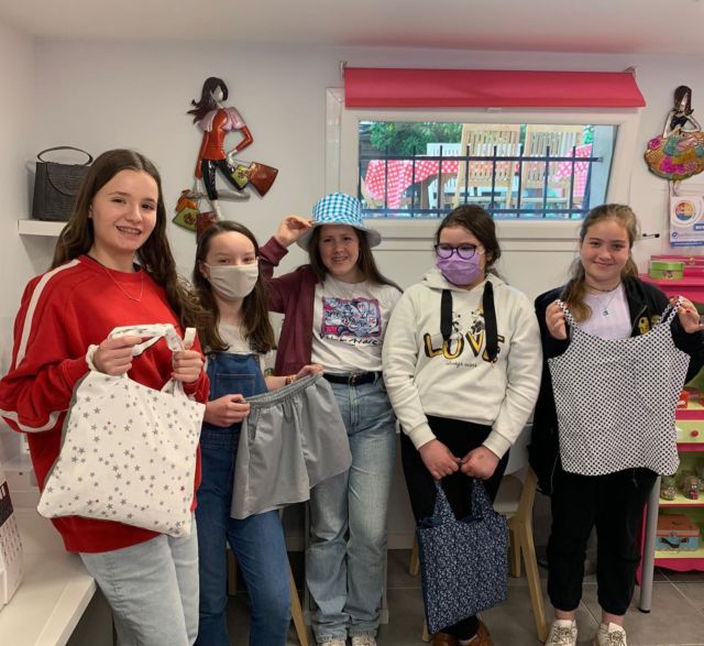 Quel plaisir de retrouver le sourire sans les masques des Miss (et des petits Misters)! 
Résumé en images des stages d avril. Dates des prochains stages sur www.lescoccinellesdalice.fr 

Bon week-end à tous 🌺🪡🧵

#stagesvacances #coursenfants #coursados #coursdecouture #loisirscreatifs #villedantony #lescoccinellesdalice #cliquezlocal #coursvacances #atelier #stagesvacances #antonymetiersdart