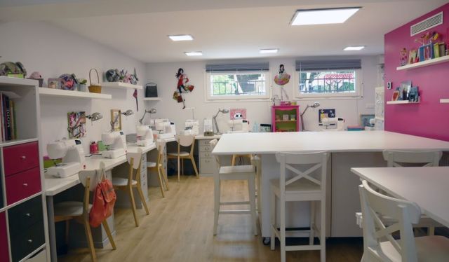 Portes ouvertes à l’Atelier ce samedi de 13h30 à 18h30 ! ✨
Venez nous rencontrer et découvrir l’Atelier et les activités proposées toute l année. Enfants/Ados et Adultes. 
Inscriptions 2022/2023 et stages vacances!
Venez nombreux ! 🥰
A très vite 🌺🧵🪡
Florence
